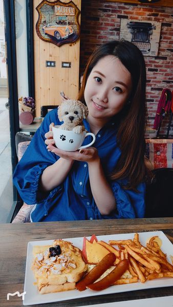 老闆娘看我在拍照,拿了超可愛杯子狗狗給我 XD