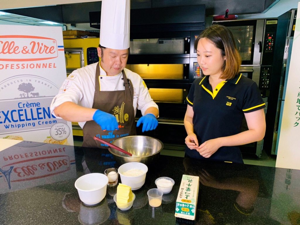 德麥擔任頻道主持